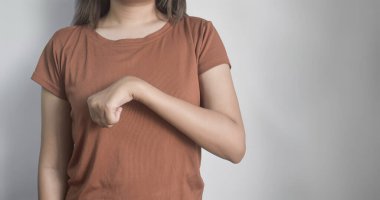 Volkmann kasılması genç bir Güneydoğu Asyalı kadının sol üst uzvunu etkiliyor. Bu durum, el, parmak ve bilek deformasyonuna benzer bir pençe ile sonuçlanan ön kol kaslarının kalıcı olarak kısaltılmasını içerir..