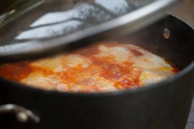 Shakshouka, domates, harissa, zeytin yağı, kırmızı biber, soğan ve sarımsak soslu, kimyon, kırmızı biber ve kırmızı biberli geleneksel haşlanmış yumurta yemeği.