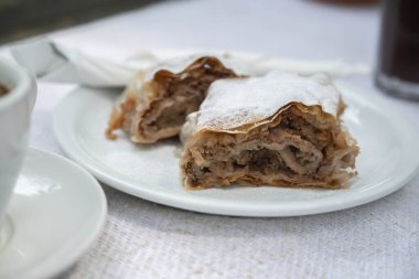 Elmalı turta, Avusturya, Bavyera, Çek Cumhuriyeti, Kuzey İtalya, Slovenya ve bir zamanlar Avusturya-Macaristan İmparatorluğu 'na ait olan diğer Avrupa ülkelerinde popüler bir hamur işi..