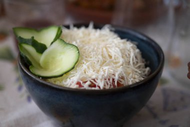 Shopska salatası, tüm Güneydoğu Avrupa 'da popüler olan soğuk bir salata. Bu, Bulgaristan 'ın en ünlü salatası ve renkleri Bulgar bayrağını anımsatan ulusal yemeği.