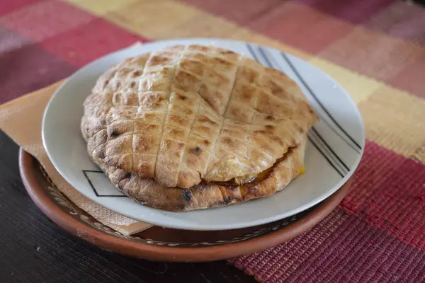セルビアの伝統的なフラットパン イーストレイズ バルカン半島全体で人気のあるスポンジのフラットブレッド イスラエルやピットタに似ています ストック写真