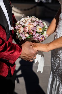 Gelin ve damat düğün gününden hemen sonra el ele tutuşuyorlar, mutlu yeni evliler.