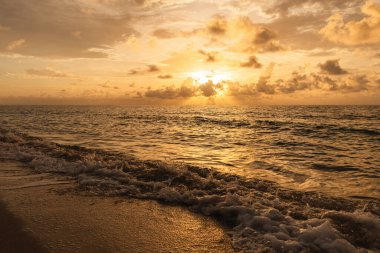 Florida 'da gün doğumu Miami plajında, sabahın erken saatlerinde kıyıda manzara