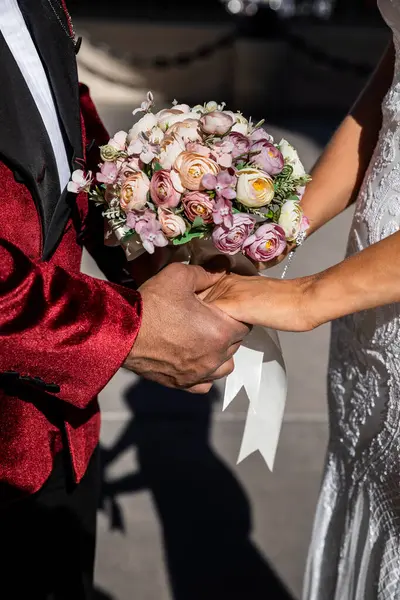 Gelin ve damat düğün gününden hemen sonra el ele tutuşuyorlar, mutlu yeni evliler.