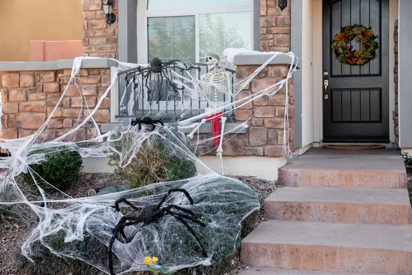 Evin ön bahçesinde örümcekler ve gökkuşağı cadılar bayramı süslemeleri, sonbahar havası ve sonbahar tatili konsepti.