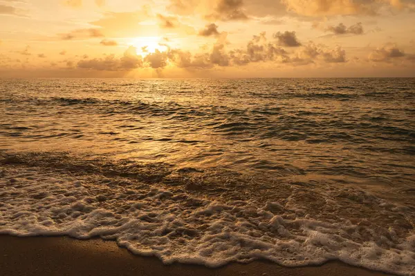 Miami, Florida 'da kumsalda güzel bir gün doğumu.