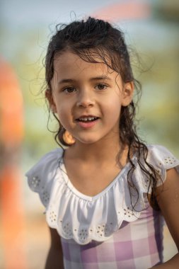 Mayolu küçük kız yaz zamanı parkta eğleniyor, çocukluk anıları ve aile tatili konsepti - Görüntü