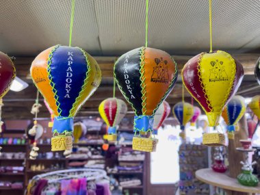 Türkiye 'nin Kapadokya kentindeki pazarda el yapımı balonlar satılıyor.