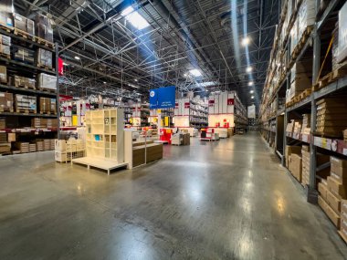 İstanbulTürkiye - 01.18.2023; İkea İstanbul Kapalı Kapılar, palet rafları Ikea deposu koridorunda. Yüksek raflarda, nakliye için uzun sıra ürünler depolanır. Kopya alanı olan büyük depo arkaplanı.