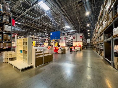 İstanbulTürkiye - 01.18.2023; İkea İstanbul Kapalı Kapılar, palet rafları Ikea deposu koridorunda. Yüksek raflarda, nakliye için uzun sıra ürünler depolanır. Kopya alanı olan büyük depo arkaplanı.