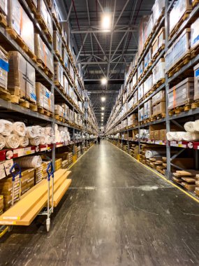 İstanbulTürkiye - 01.18.2023; Kapalı alanda, Ikea deposunun koridorunda palet rafları. Yüksek raflarda, nakliye için uzun sıra ürünler depolanır. Kopya alanı olan büyük depo arkaplanı.