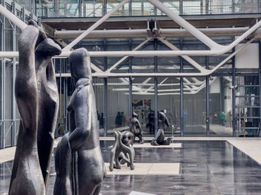 Paris Fransa - 04.06.2022: Pompidou merkezindeki çağdaş sanat müzesinin tepesindeki açık hava terasında sergilenen güzel heykeller. Seyahat hedef kavramı arka plan, kopyalama alanı
