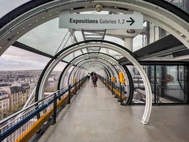 Paris Fransa - 04.06.2022: Pompidou merkezindeki çağdaş sanat müzesinin dışına inşa edilen cam tünelin içine bakın. Seyahat hedef kavramı arka plan, kopyalama alanı