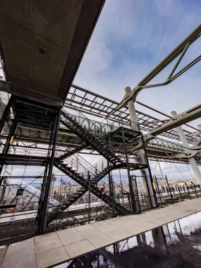 Paris Fransa - 04.06.2022: Çağdaş sanat müzesi Pompidou Center 'ın üstündeki açık hava terasında basamakların bir kısmı. Seyahat hedef kavramı arka plan, kopyalama alanı