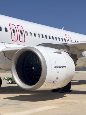 İstanbul, Türkiye, 07.21.2022; Airbus A321 NEO uçak motoru Sabiha Gökçen Havalimanı 'ndaki park yeri, yakın çekim. Kopya alanı ile seyahat ve ulaşım kavramı.