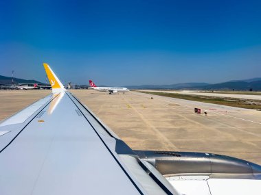 İstanbul, Türkiye, 07.21.2022; Sabiha Gökçen Havaalanı 'ndaki Pegasus havayolları uçağından Türk Hava Yolları uçağına bakın. Kopya alanı ile seyahat ve ulaşım kavramı.