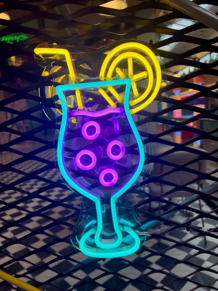 Oświetlone Koktajle Jasnokolorowa Kolekcja Symboli Lub Tablic Kolorowym Światłem Neonowym — Zdjęcie stockowe