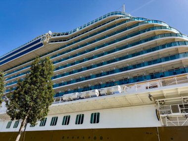 İstanbul, Türkiye - 09 / 15 / 2022; Yüksek inşa edilmiş okyanus gemisi 