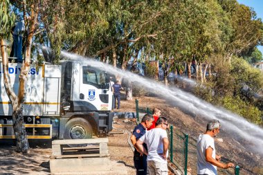 Bodrum, Türkiye, 08.08.2023: İtfaiyeyi izleyen insanlar, itfaiyeciler iş başında. Fotokopi alanı olan bir yangın felaketi. Ekolojik küresel ısınma ve iklim değişikliği. Flaş haber, konular.