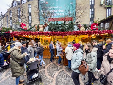 Bonn, Almanya, 12.01.2022: Mutlu insanlar alışveriş yapıyor ve Noel pazarında dolaşıyorlar.