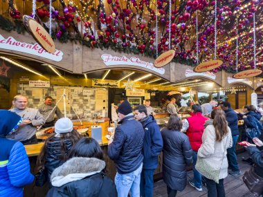 Bonn, Almanya, 12.01.2022: Mutlu insanlar alışveriş yapıyor ve Noel pazarında dolaşıyorlar.