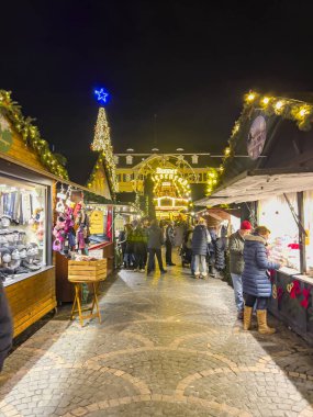 Bonn, Almanya, 12.01.2022: Mutlu insanlar alışveriş yapıyor ve Noel pazarında dolaşıyorlar.