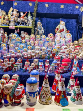 Bonn, Almanya, 12.01.2022: Noel temalı matryoshka bebekleri Noel pazarındaki bir tezgahta.