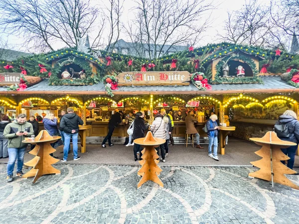 Mutlu insanlar alışveriş yapar ve Noel marketlerinde dolaşır. Bonn, Almanya, 12.01.2022