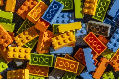 Mugla, Türkiye, 01.22.2024; Sarı, yeşil, mavi lego blokları arka plan kullanımı için zemine yayıldı.