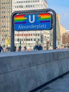 Berlin, Almanya, 03.25.2025: Berlin Alexandraplatz metro istasyonunun girişi.