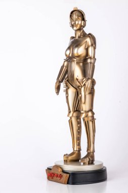 Düsseldorf, Almanya, 03.10.2025: Metropolis filminde beyaz arka planda kadın robot. Metropolis, yönetmenliğini Fritz Lang 'in yaptığı 1927 yapımı bir Alman ekspresyonist bilim kurgu filmi..