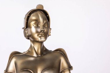Düsseldorf, Almanya, 03.10.2025: Metropolis filminde beyaz arka planda kadın robot. Metropolis, yönetmenliğini Fritz Lang 'in yaptığı 1927 yapımı bir Alman ekspresyonist bilim kurgu filmi..