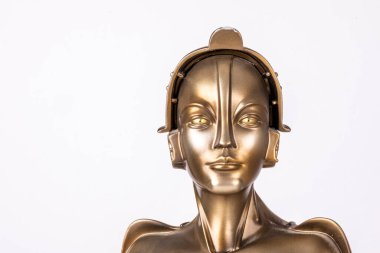 Düsseldorf, Almanya, 03.10.2025: Metropolis filminde beyaz arka planda kadın robot. Metropolis, yönetmenliğini Fritz Lang 'in yaptığı 1927 yapımı bir Alman ekspresyonist bilim kurgu filmi..