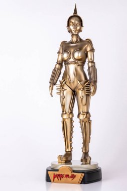 Düsseldorf, Almanya, 03.10.2025: Metropolis filminde beyaz arka planda kadın robot. Metropolis, yönetmenliğini Fritz Lang 'in yaptığı 1927 yapımı bir Alman ekspresyonist bilim kurgu filmi..