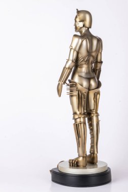 Düsseldorf, Almanya, 03.10.2025: Metropolis filminde beyaz arka planda kadın robot. Metropolis, yönetmenliğini Fritz Lang 'in yaptığı 1927 yapımı bir Alman ekspresyonist bilim kurgu filmi..