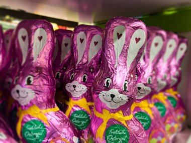 Paskalya tavşanı şeklinde yaldızlı kağıda sarılmış çikolatalar marketin rafında..