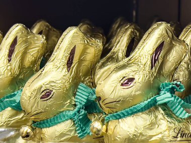 Paskalya tavşanı şeklinde yaldızlı kağıda sarılmış çikolatalar marketin rafında..