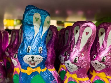 Paskalya tavşanı şeklinde yaldızlı kağıda sarılmış çikolatalar marketin rafında..