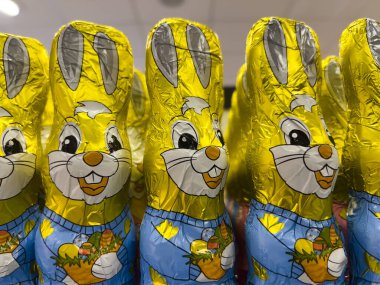 Paskalya tavşanı şeklinde yaldızlı kağıda sarılmış çikolatalar marketin rafında..