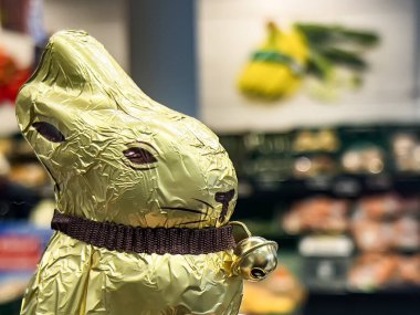 Paskalya tavşanı şeklinde yaldızlı kağıda sarılmış çikolatalar marketin rafında..