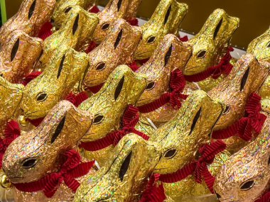 Paskalya tavşanı şeklinde yaldızlı kağıda sarılmış çikolatalar marketin rafında..