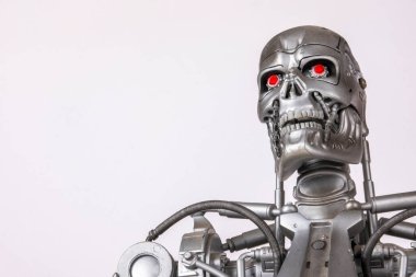 Düsseldorf, Almanya, 10.16.2024: Terminatör filminden Endoskeleton figürünün stüdyo çekimi. 