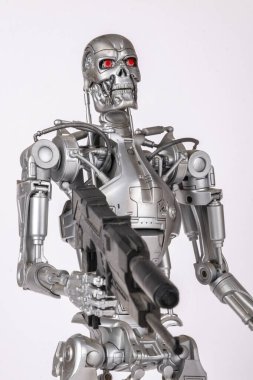 Düsseldorf, Almanya, 10.16.2024: Terminatör filminden Endoskeleton figürünün stüdyo çekimi. 