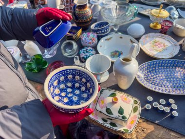 İlginç obezler ve açık hava bit pazarında kullanılmış mallar. İnsanlar hoşlandıkları şeylere bakarlar..