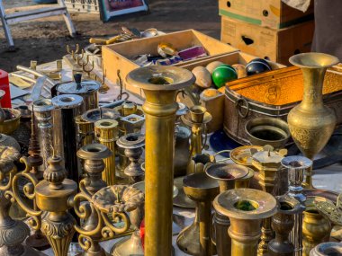 İlginç obezler ve açık hava bit pazarında kullanılmış mallar. İnsanlar hoşlandıkları şeylere bakarlar..