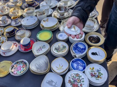 İlginç obezler ve açık hava bit pazarında kullanılmış mallar. İnsanlar hoşlandıkları şeylere bakarlar..