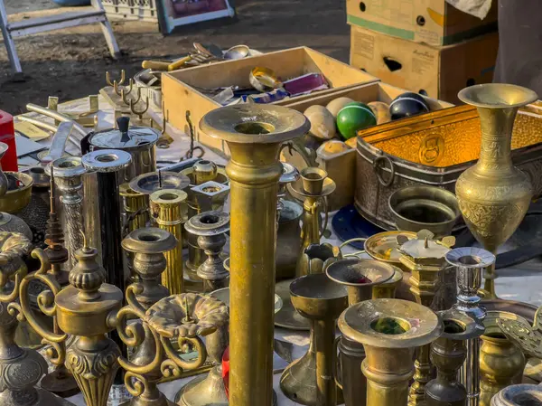 İlginç obezler ve açık hava bit pazarında kullanılmış mallar. İnsanlar hoşlandıkları şeylere bakarlar..