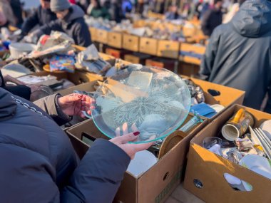 İlginç obezler ve açık hava bit pazarında kullanılmış mallar. İnsanlar hoşlandıkları şeylere bakarlar..