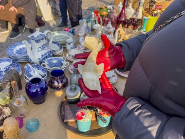 İlginç obezler ve açık hava bit pazarında kullanılmış mallar. İnsanlar hoşlandıkları şeylere bakarlar..
