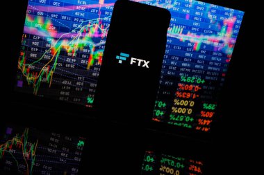 Stok arka planında FTX şirket logosu. FTX Ticaret Ltd., daha çok bilinen adıyla FTX eskiden bir kripto döviz kurunu işleten iflas etmiş bir şirket. Yüksek kalite fotoğraf